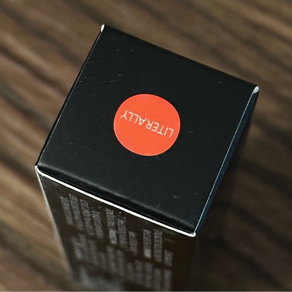 NWT GlōGirl Cosmetics  - Lip Oil - Literally - Picture 3 of 3
